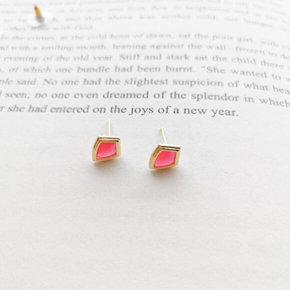 NEW KENDRA SCOTT Monica Light Burgundy Illusion Gold Stud Earrings AUTHENTIC - Picture 2 of 4